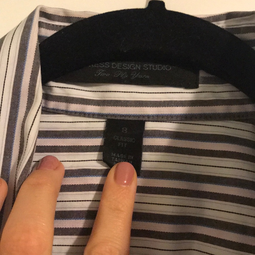 Collared shirt. - Picture 2 of 3